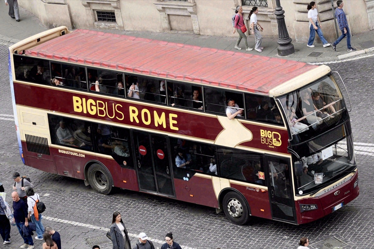 Doppeldeckerbus mit Touristen auf dem offenen Oberdeck in Rom